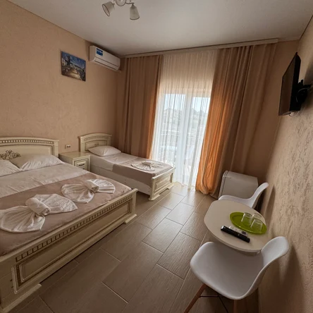 Трехместный номер с балконом