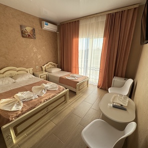 Трехместный номер с балконом