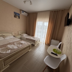 Трехместный номер с балконом