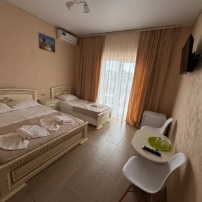 Трехместный номер с балконом