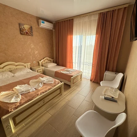 Трехместный номер с балконом