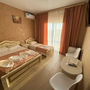 Трехместный номер с балконом