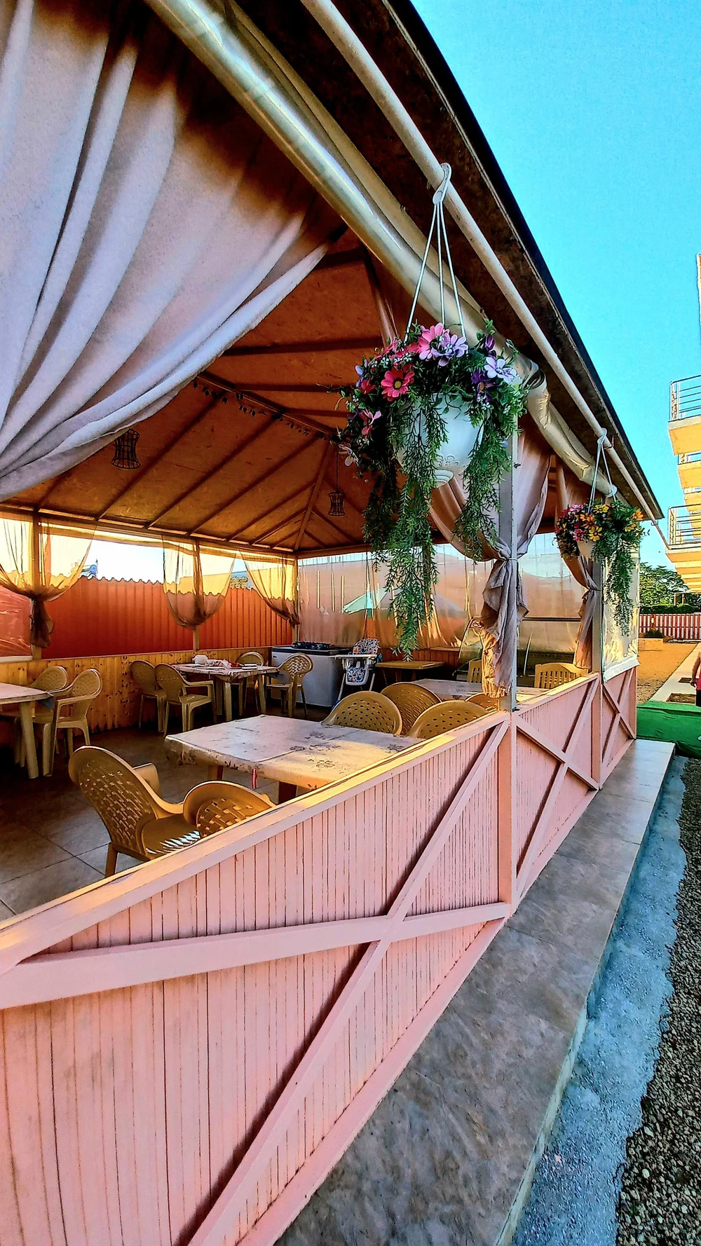 Общая кухня  и  Мангальная зона
      открыта 
с 7:00 до 23:00. 
